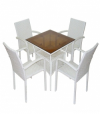 Трапезна квадратна маса и 4 стола в бял ратан